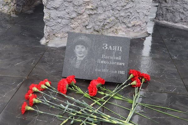 Работники КЖУП «Хойникский коммунальник» почтили память воинов-интернационалистов